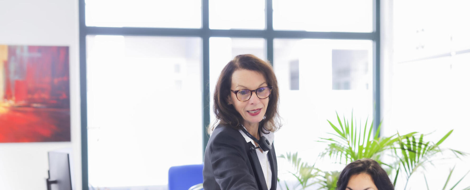 Zwei Mitarbeiterinnen arbeiten gemeinsam am PC