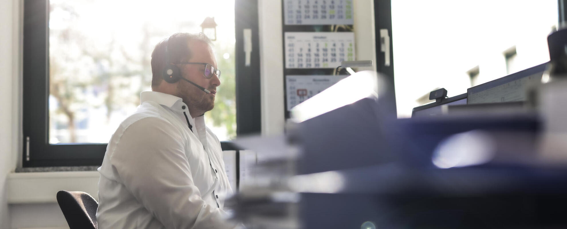 Herr Volpp bei der Arbeit: am Telefon