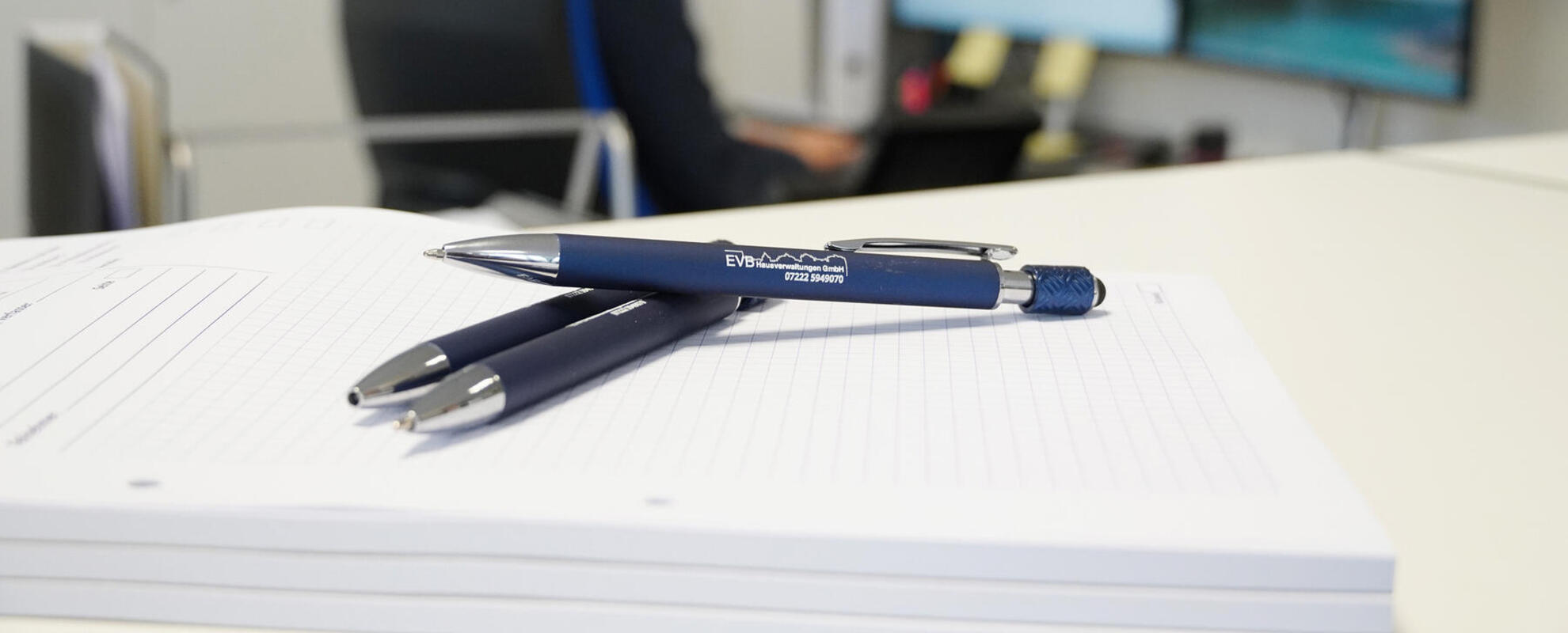 Blöcke und Kugelschreiber der EVB Hausverwaltungen GmbH