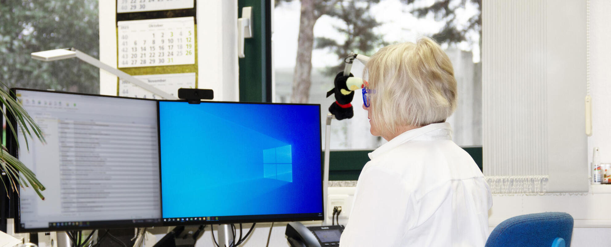 Frau Hillebrand am Arbeitsplatz