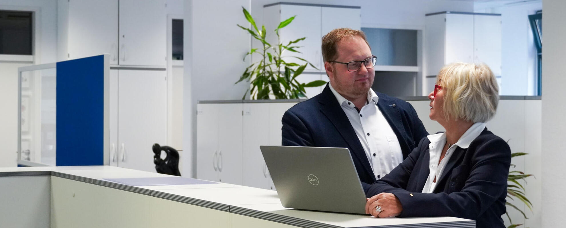 Herr Volpp und Frau Hillebrand am Tresen