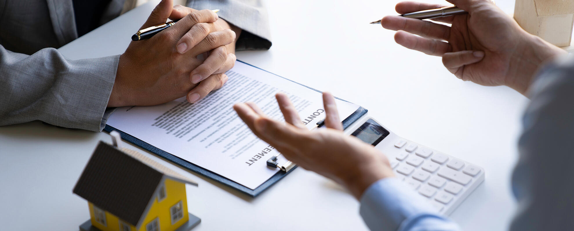 Szene am Schreibtisch, zwei Männer in Vertragsverhandlung