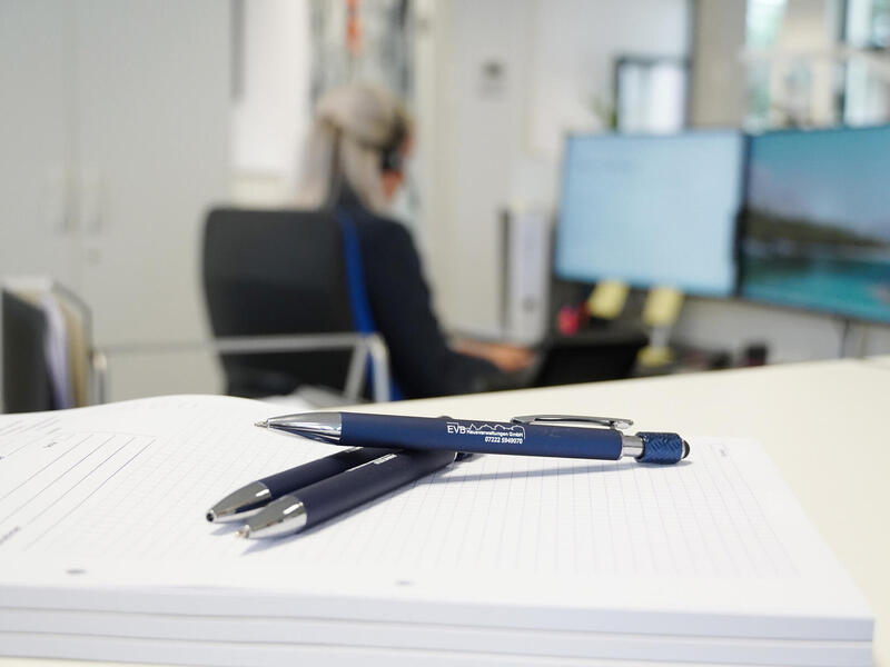 Blöcke und Kugelschreiber der EVB Hausverwaltungen GmbH