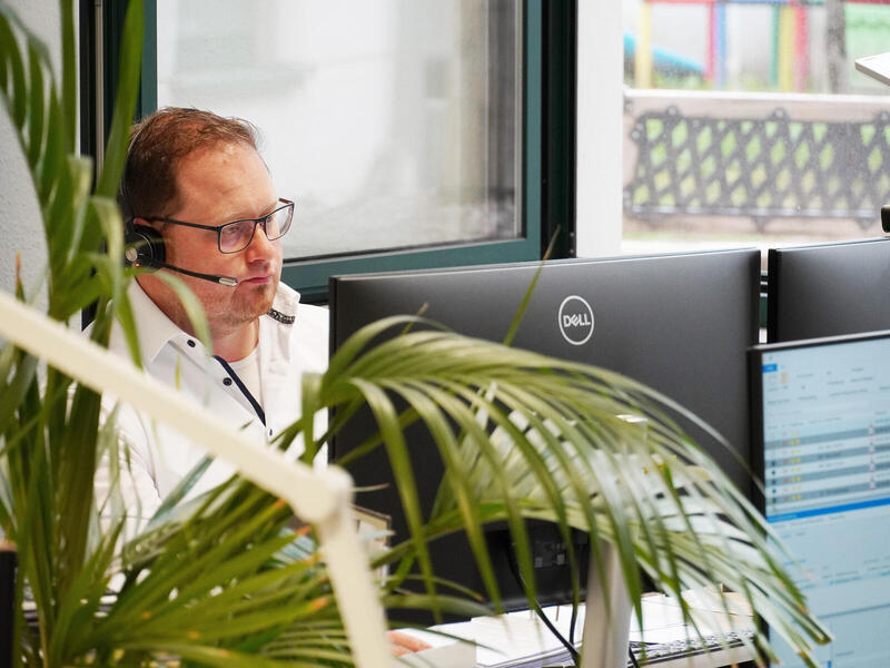 Herr Volpp bei der Arbeit: am Telefon