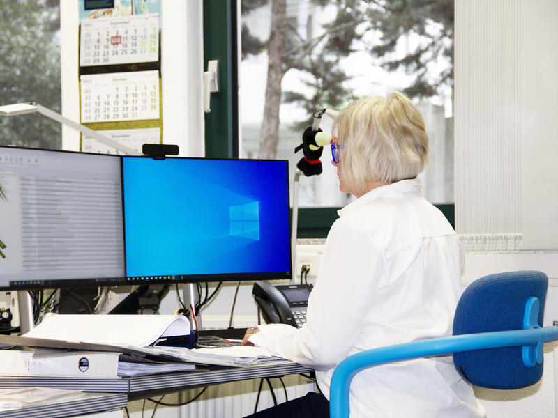 Frau Hillebrand am Arbeitsplatz
