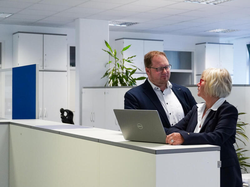 Herr Volpp und Frau Hillebrand am Tresen