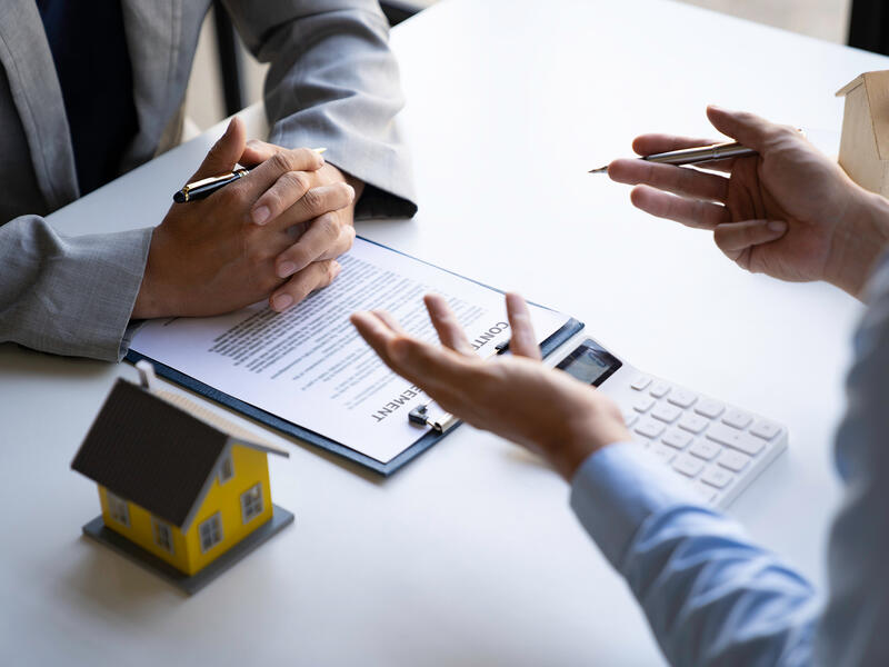 Szene am Schreibtisch, zwei Männer in Vertragsverhandlung